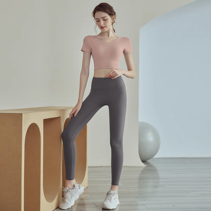 Light pink short-sleeved top [fixed cup pad] gray trousers