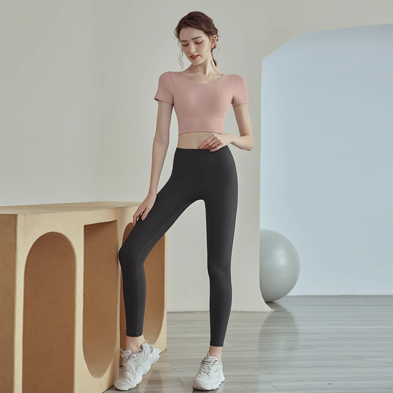 Light pink short-sleeved top [fixed cup pad] black trousers