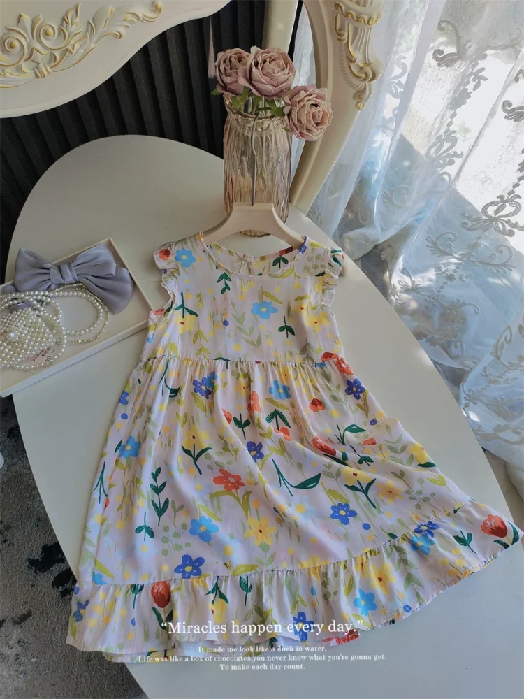 Blooming flowers [slightly smaller]