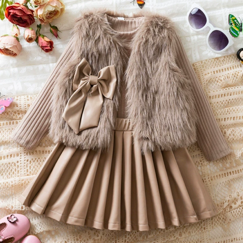 Khaki three-piece suit, vest, long sleeves, pleated skirt