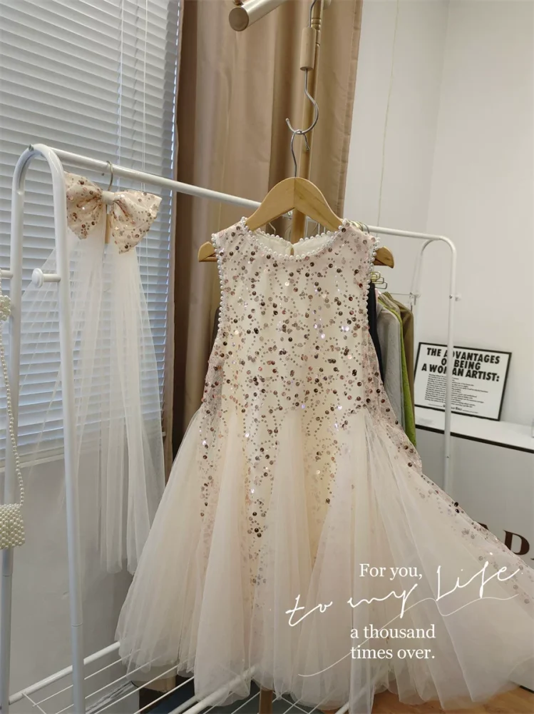 Elegant fishtail skirt bow veil