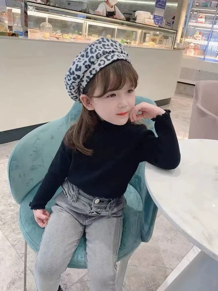 Black solid color fungus edge